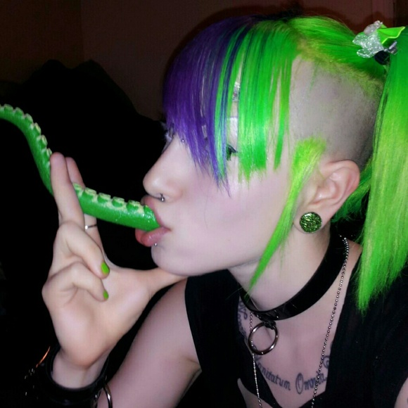 Meet your Posher, Nicole - Picture 2 of 4